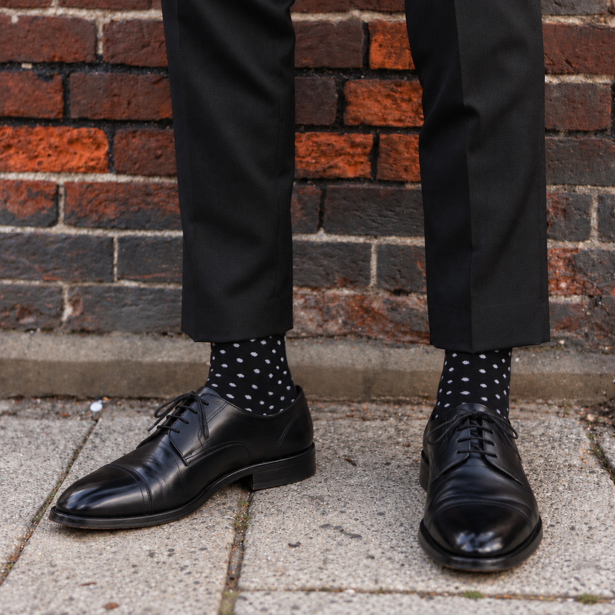 Schwarze Socken mit weißen Punkten zu schwarzem Anzug - Natural Vibes Clothing