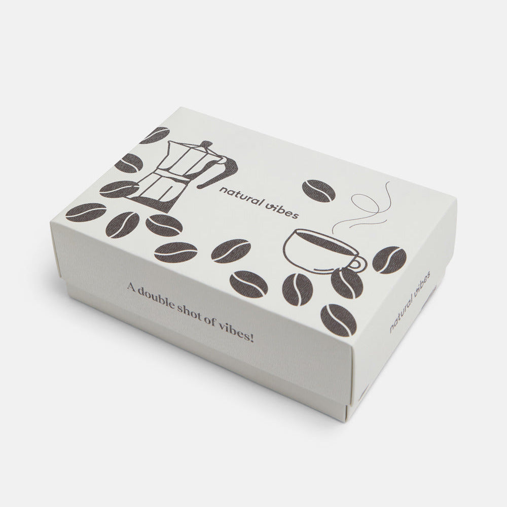 Geschlossene Coffee Geschenkbox mit Bio-Tennissocken von Natural Vibes.