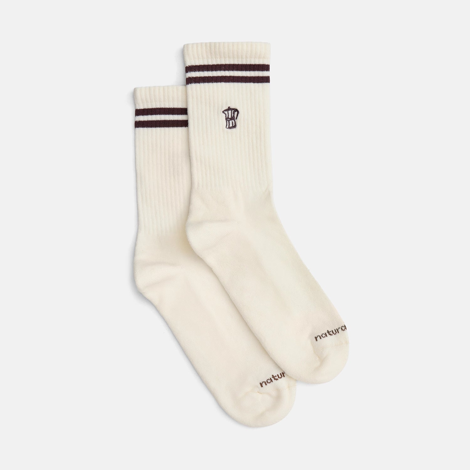 Naturweiße Bio-Tennissocken mit braunen Streifen und detailreicher Mokkakannen-Stickerei.