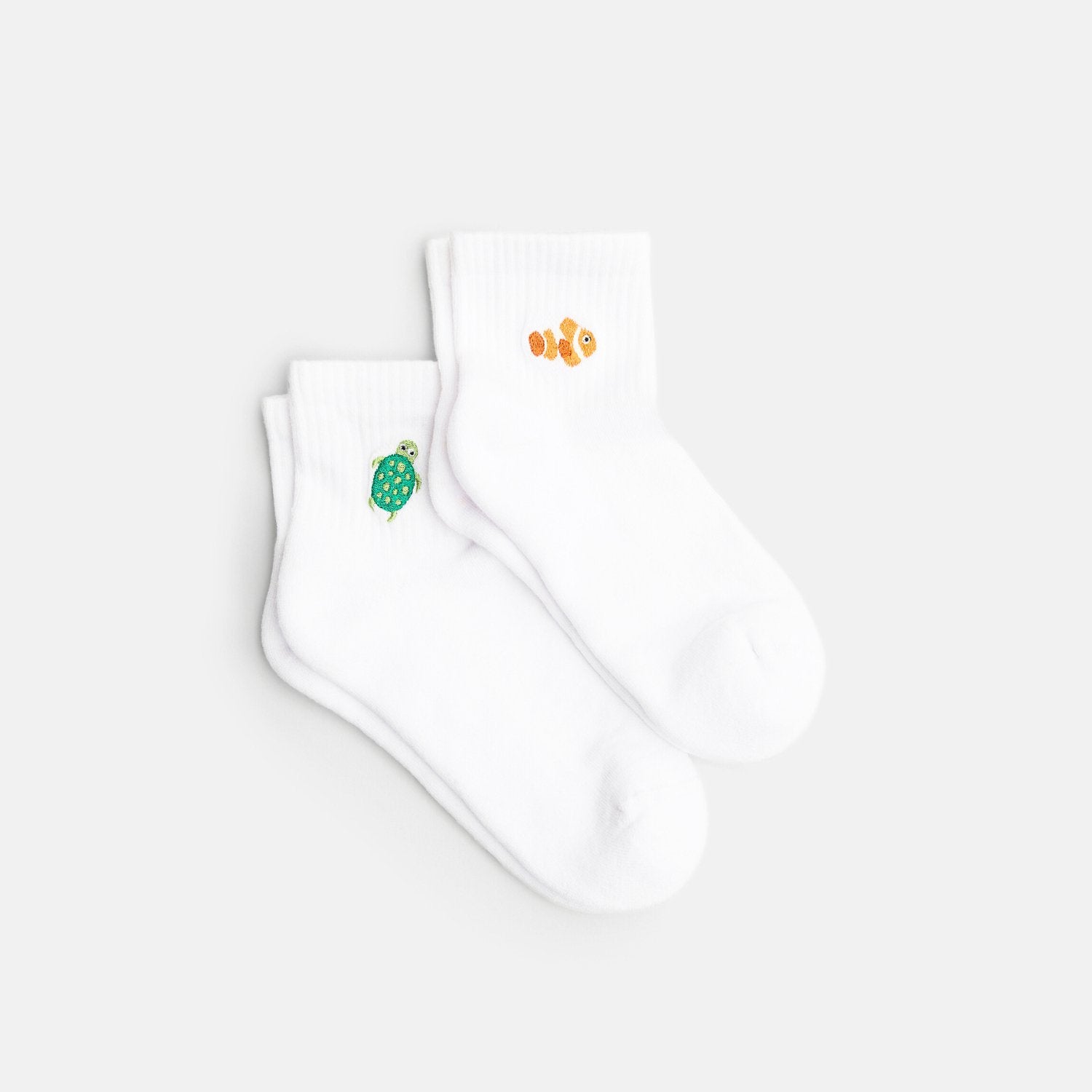 Sea Quarter Socken (2er Pack) – weiße Quarter Socken mit aufgesticktem Clownfisch und grüner Meeresschildkröte aus Bio-Baumwolle – Natural Vibes Clothing