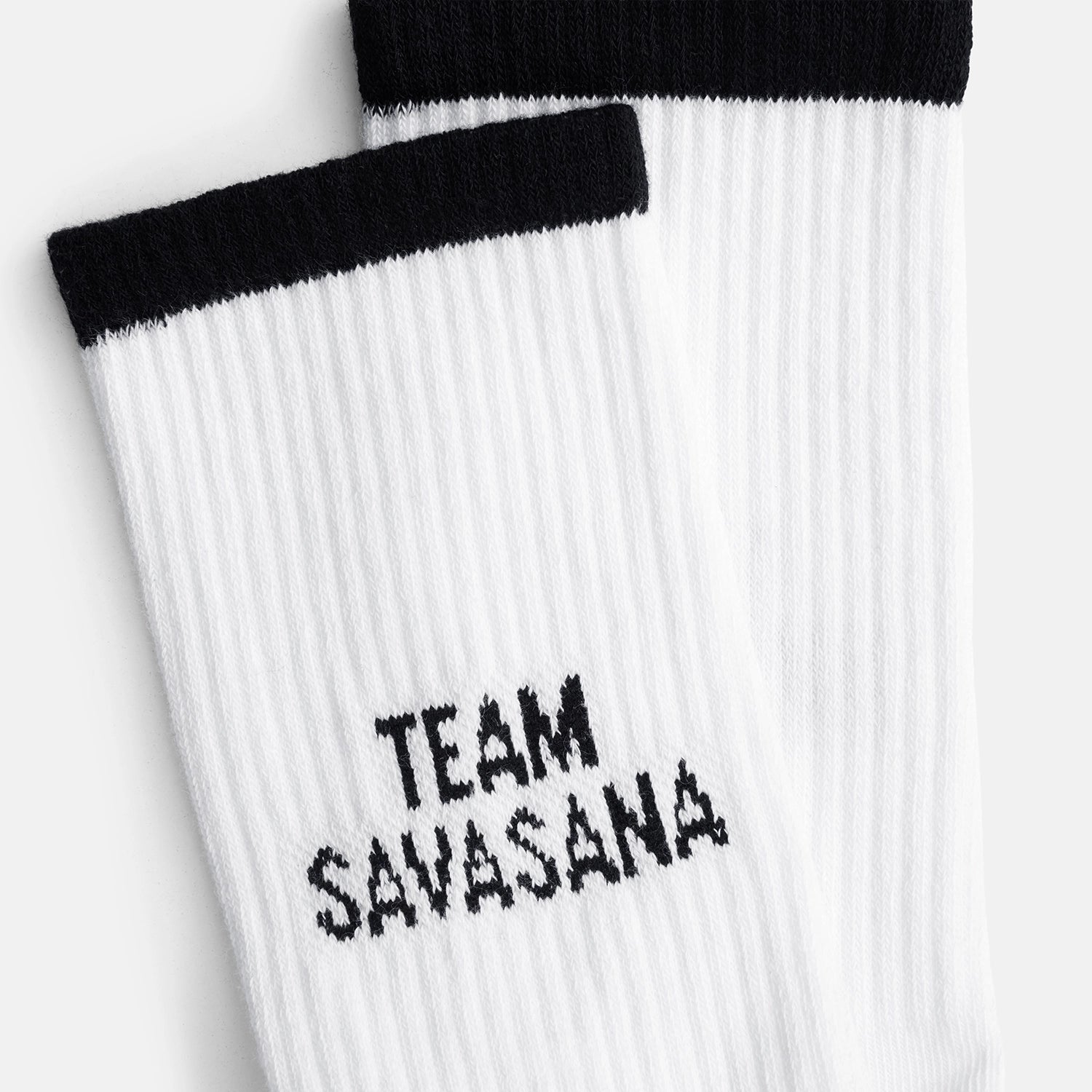 Detailansicht des Schriftzugs "Team Savasana" auf dem Schaft der weißen Team Savasana Bio-Tennissocken – Natural Vibes Clothing