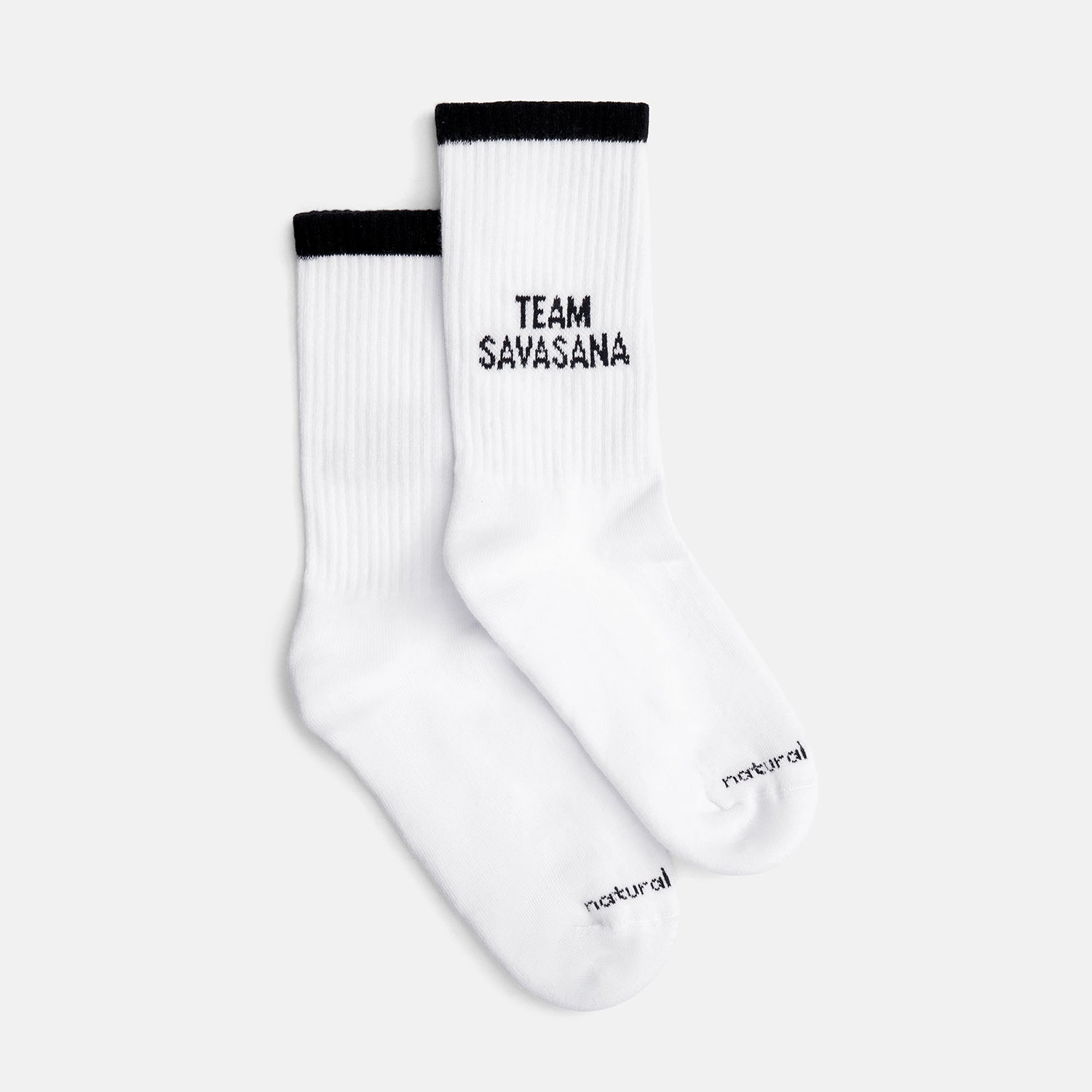 Bio-Tennissocken "Team Savasana" mit schwarzem Schriftzug am Schaft – Natural Vibes Clothing