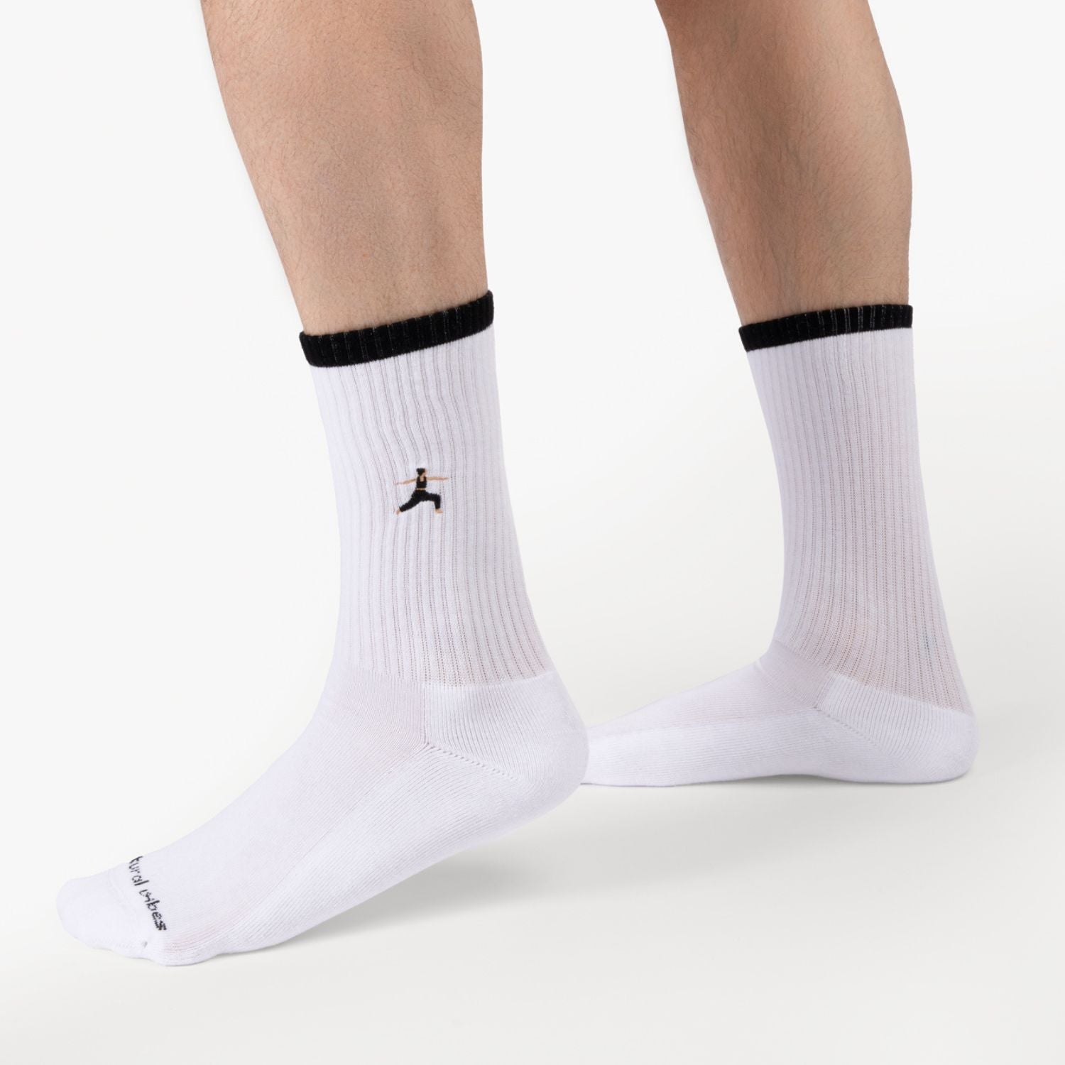 Weiße Bio-Tennissocken Warrior mit aufgestickter Yoga-Pose getragen – Natural Vibes Clothing