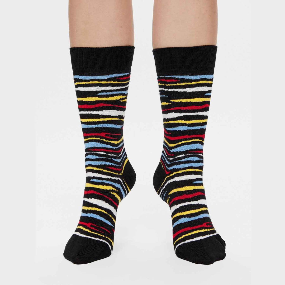 Zebra Socken mit schwarzen und bunten Streifen am Model - Natural Vibes Clothing
