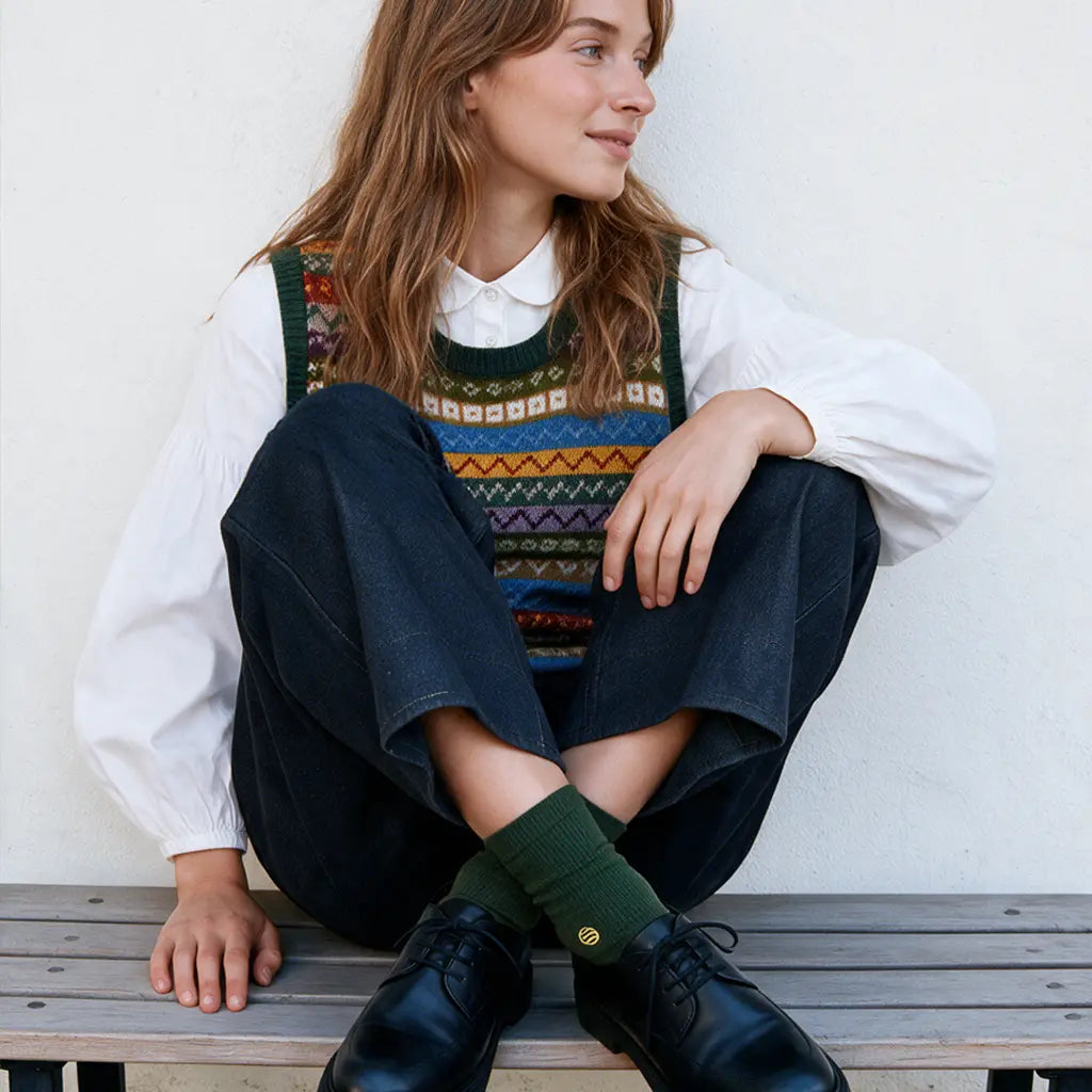 Lifestyle: Grüne retro-style Tennissocken am Model - Natural Vibes Clothing