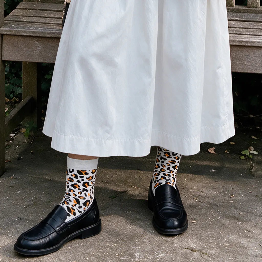 Weiße Socken mit Leopardenmuster kombiniert mit Rock am Model - Natural Vibes Clothing