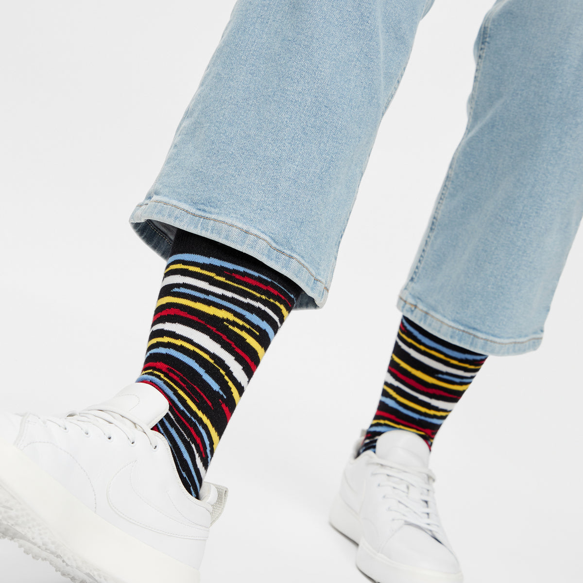 Bunte Zebra Socken mit mehrfarbigem Zebramuster zu weißen Sneakern getragen