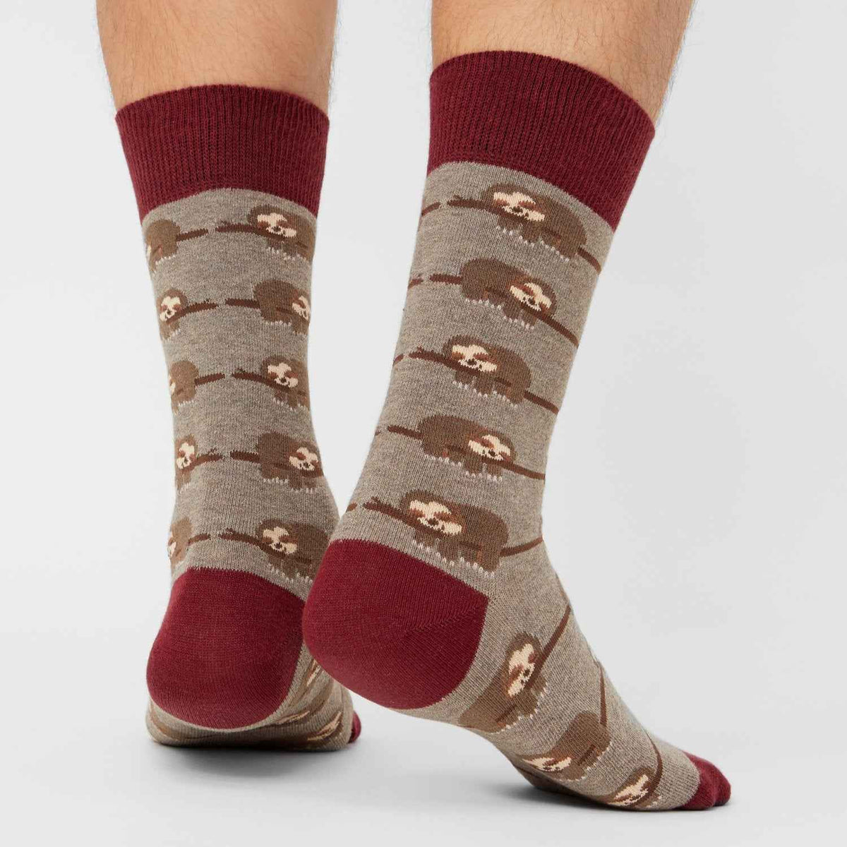 Faultier Socken mit braunroten Details und Muster am Model - Natural Vibes Clothing