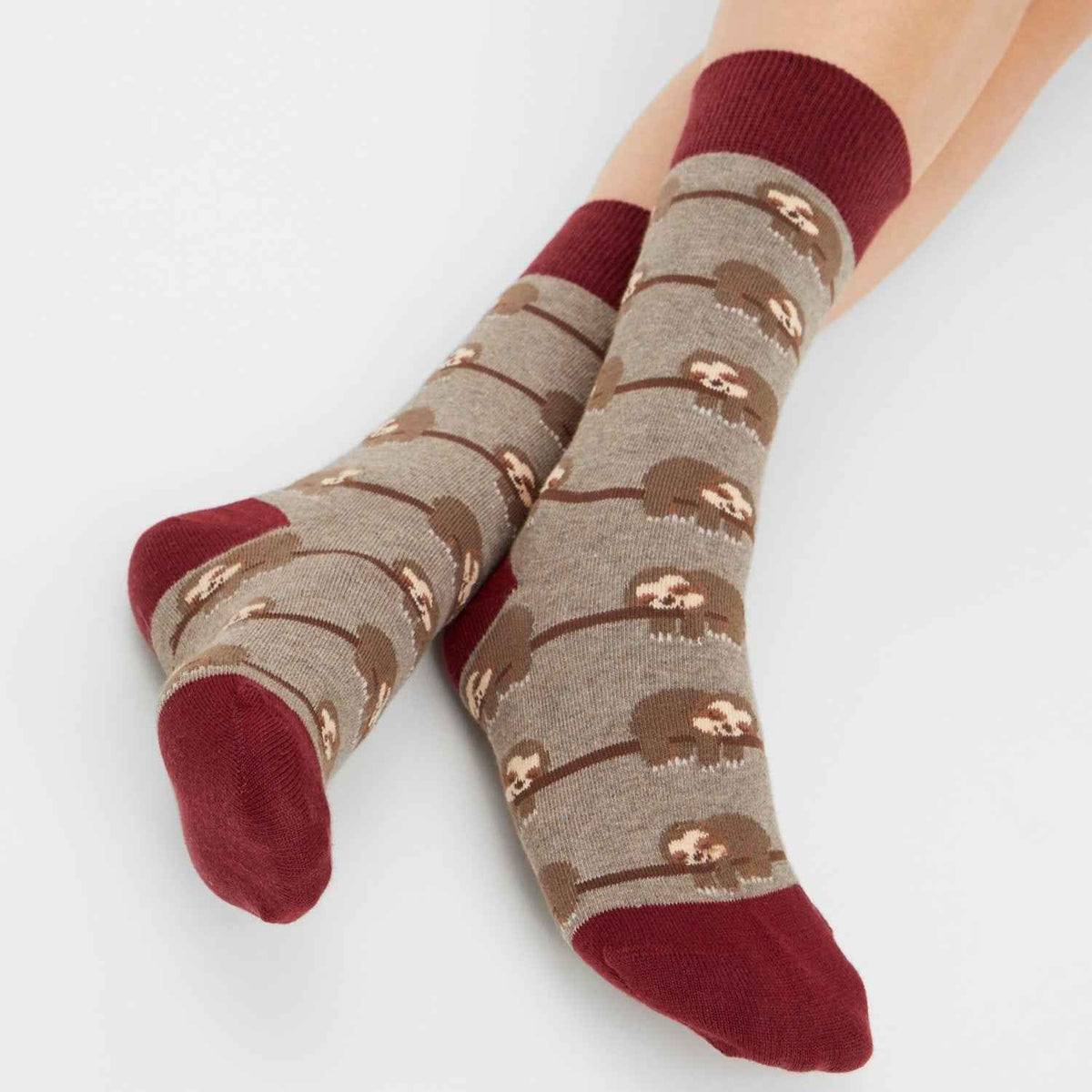 Braune Socken mit Faultieren am Model - Natural Vibes