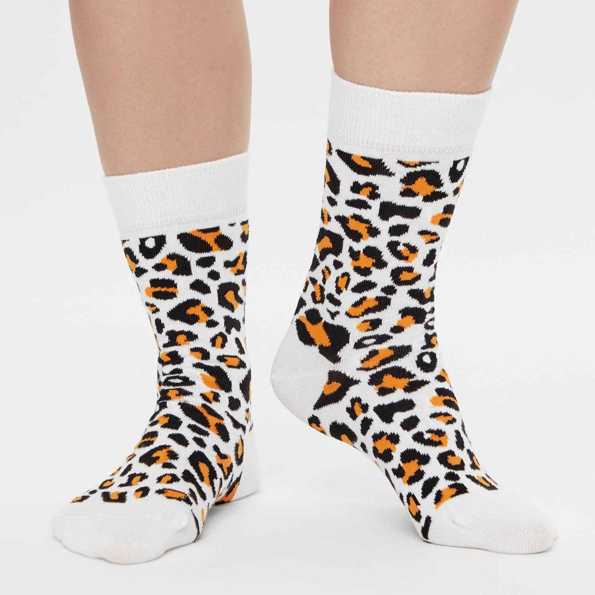 Leoparden Socken weiß am Model - Natural Vibes Clothing