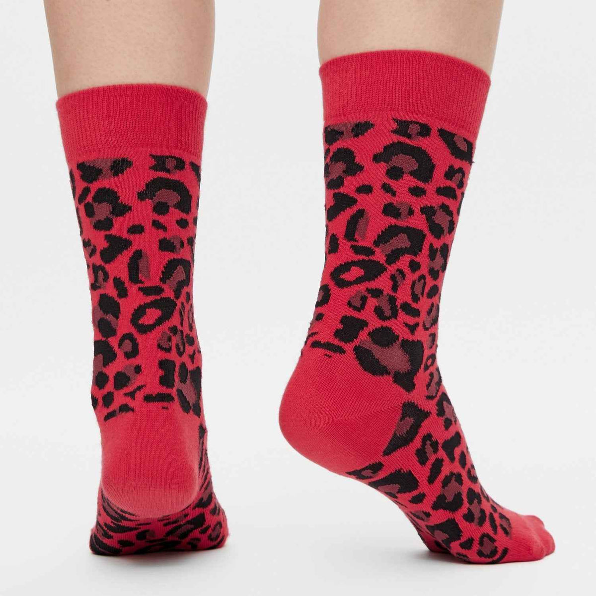 Leoparden Socken rot am Model - Natural Vibes Clothing