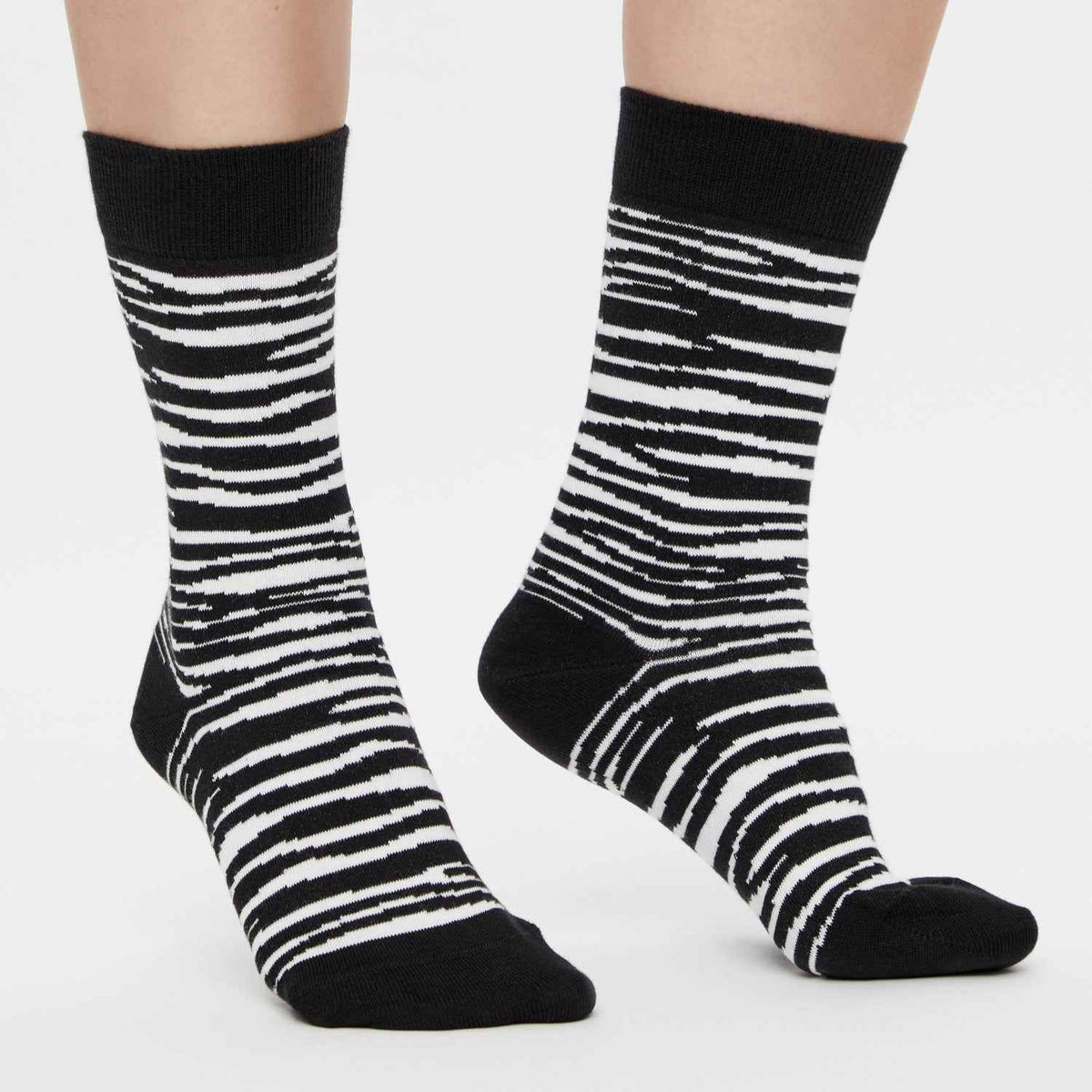 Schwarz-weiße Zebra Socken am Model - Natural Vibes Clothing