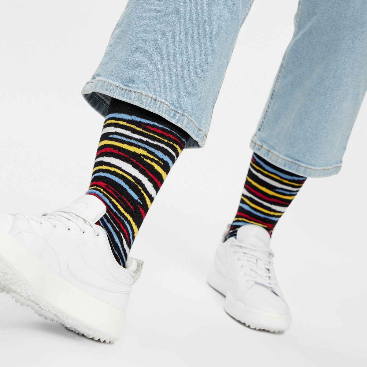 Bunte Zebra Socken kombiniert mit Jeans - Natural Vibes Clothing