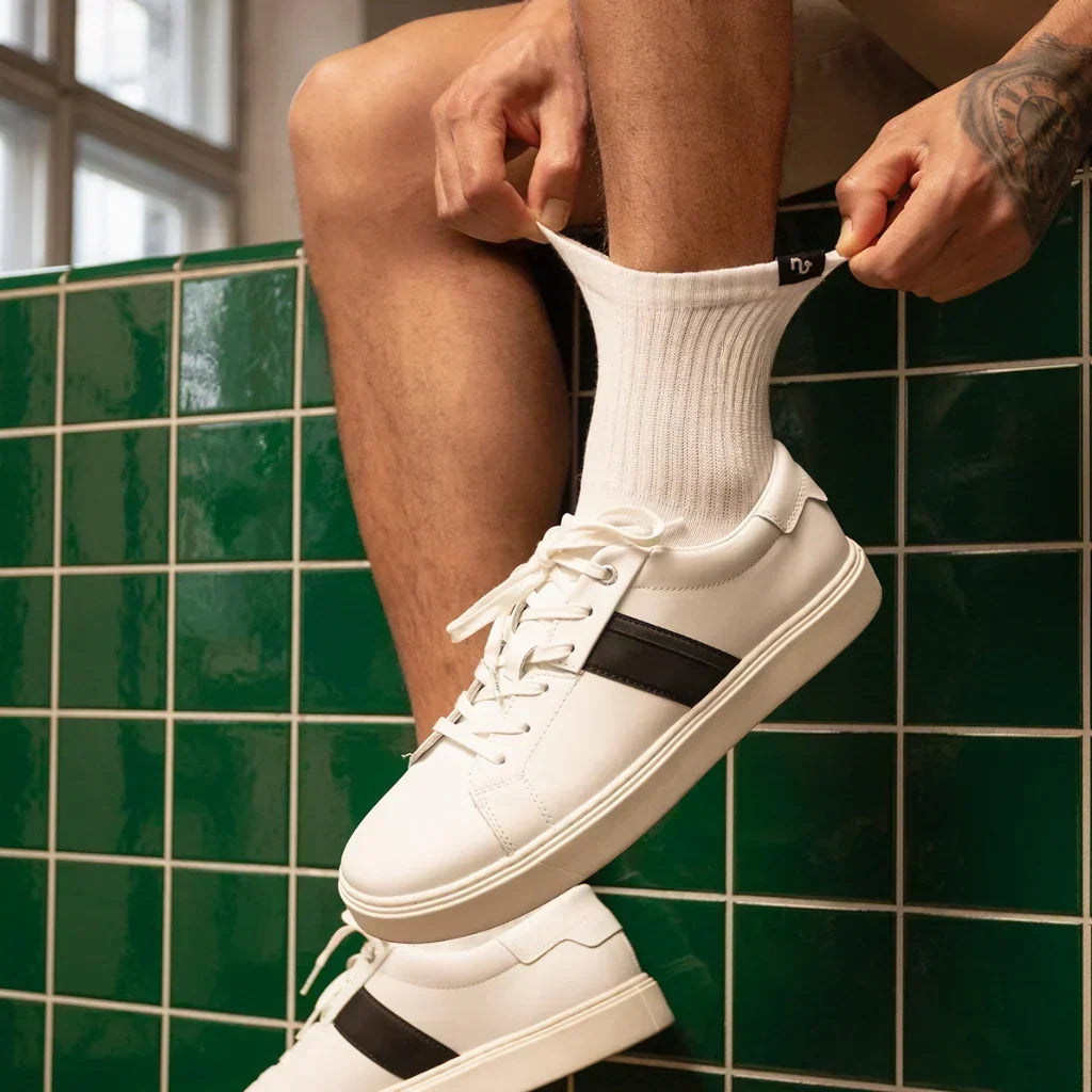 Weiße Basic Quarter Socken von Natural Vibes kombiniert mit weißen Sneakern. 