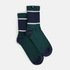 Amazona Tennissocken in Dunkelgrün mit dunkelblauen und weißen Streifen. Natural Vibes Clothing