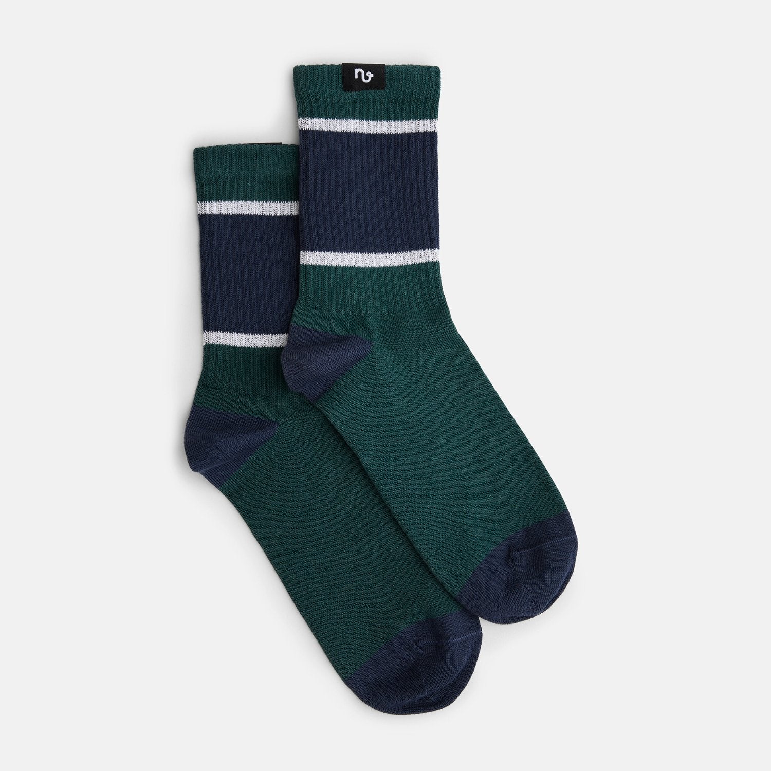 Amazona Tennissocken in Dunkelgrün mit dunkelblauen und weißen Streifen. Natural Vibes Clothing