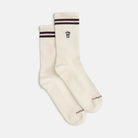 Naturweiße Bio-Tennissocken mit braunen Streifen und detailreicher Mokkakannen-Stickerei.