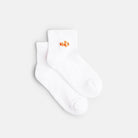 Ein Paar weiße Quarter Socken mit aufgesticktem orangenen Clownfisch aus Bio-Baumwolle – Natural Vibes Clothing