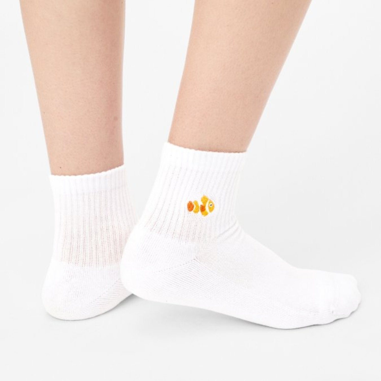 Weiße Quarter Socken mit aufgesticktem orangenen Clownfisch aus Bio-Baumwolle – Natural Vibes Clothing