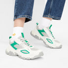 Weiße Quarter Socken mit Clownfisch-Stickerei getragen mit weißen Sneakern – Natural Vibes Clothing