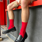 Rote Tennissocken kombinert mit schwarzen Loafern - Natural Vibes Clothing