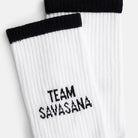 Detailansicht des Schriftzugs "Team Savasana" auf dem Schaft der weißen Team Savasana Bio-Tennissocken  – Natural Vibes Clothing