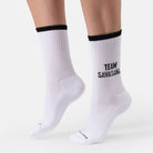 Weiße Bio-Tennissocken Team Savasana mit Schriftzug "Team Savasana" getragen – Natural Vibes Clothing