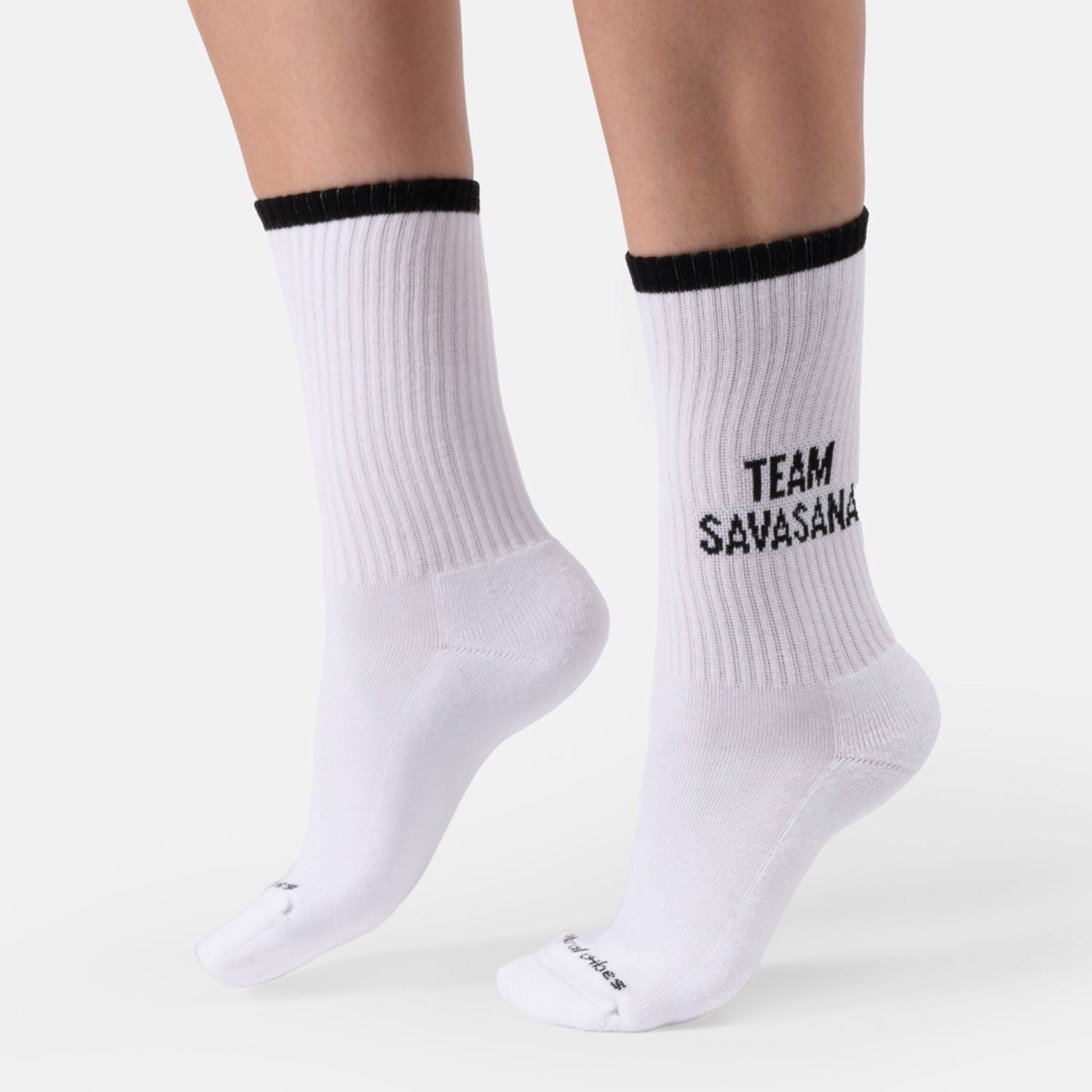 Weiße Bio-Tennissocken Team Savasana mit Schriftzug "Team Savasana" getragen – Natural Vibes Clothing