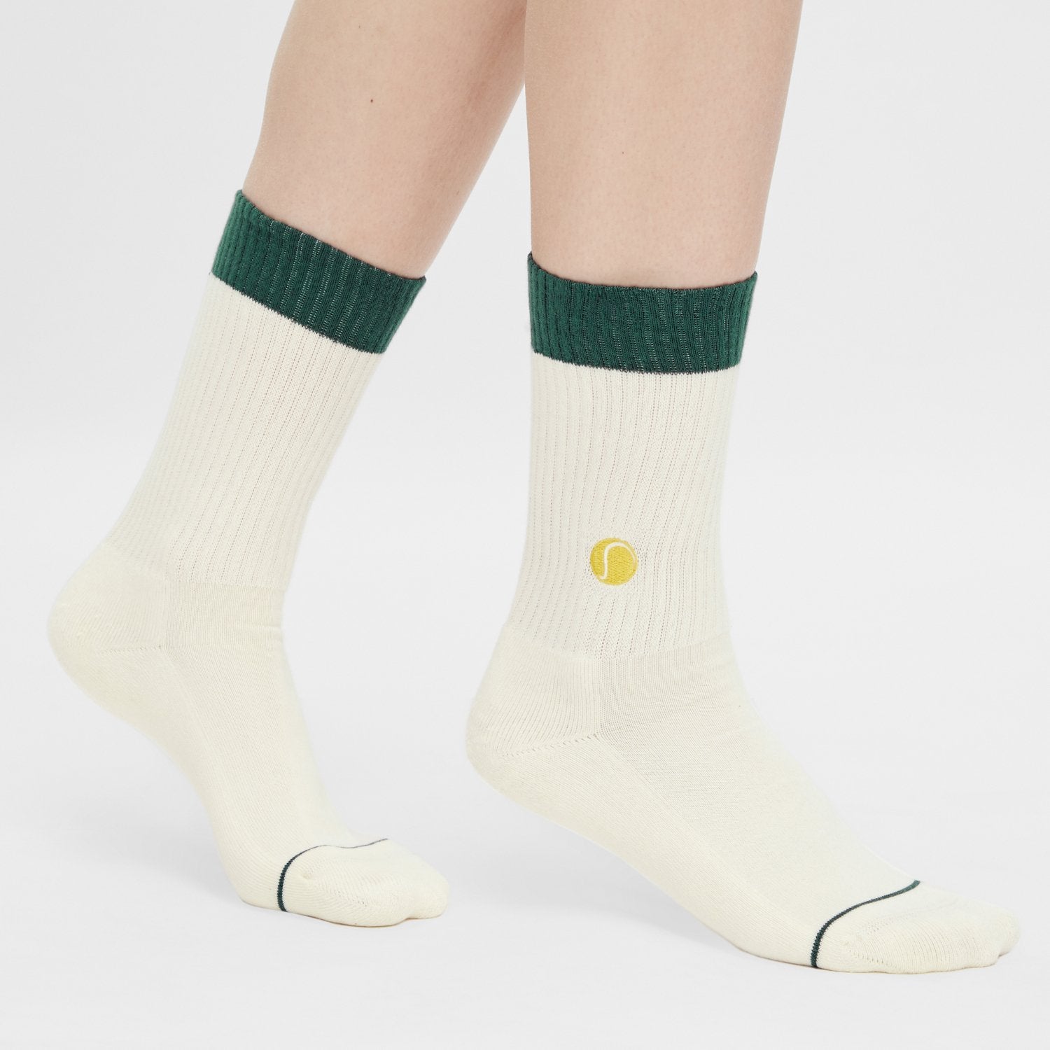 Model trägt naturweiße Tennissocken "Tennis"  mit aufgesticktem Tennisball - Natural Vibes Clothing
