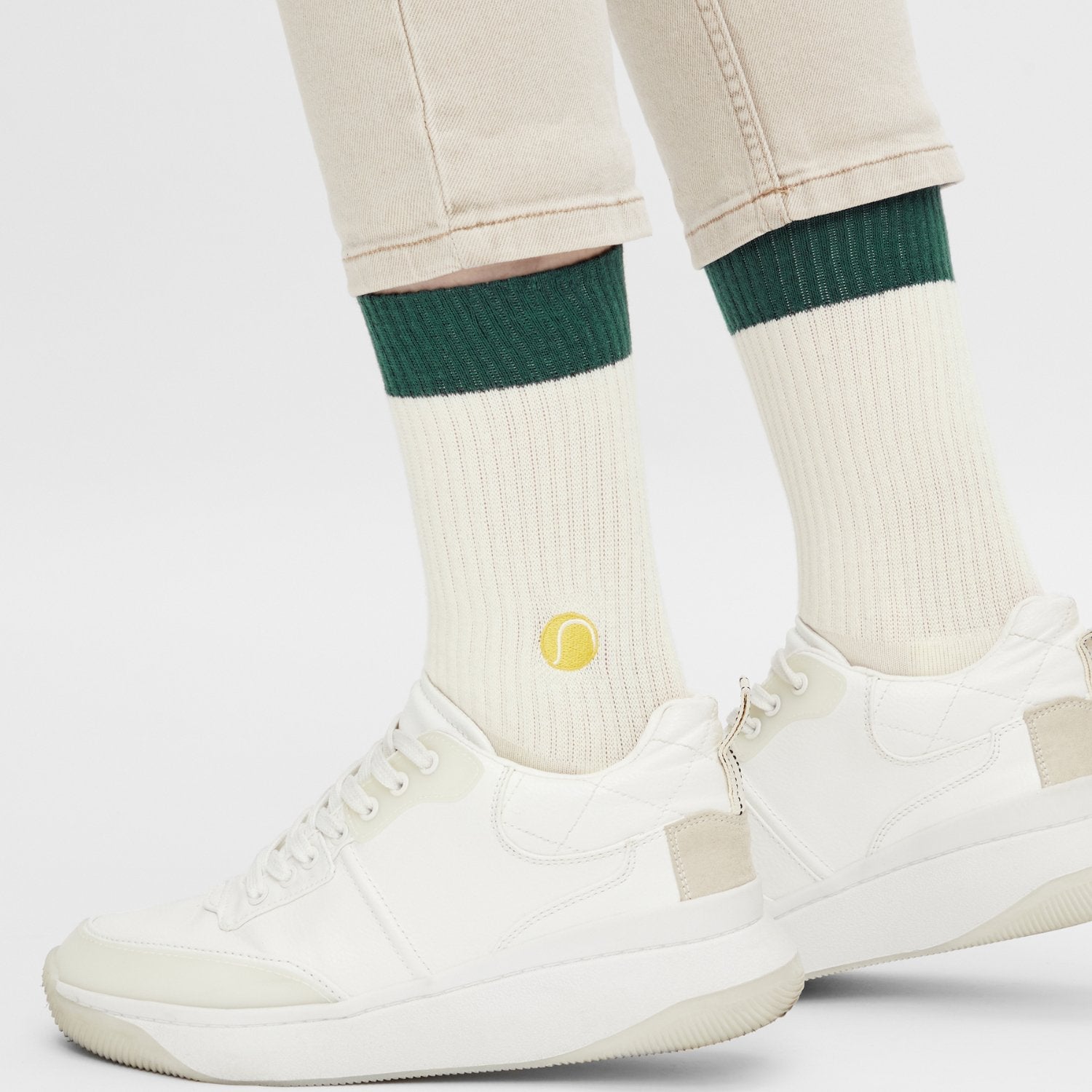 Model trägt naturweiße Tennissocken "Tennis"  mit aufgesticktem Tennisball in Sneakern - Natural Vibes Clothing