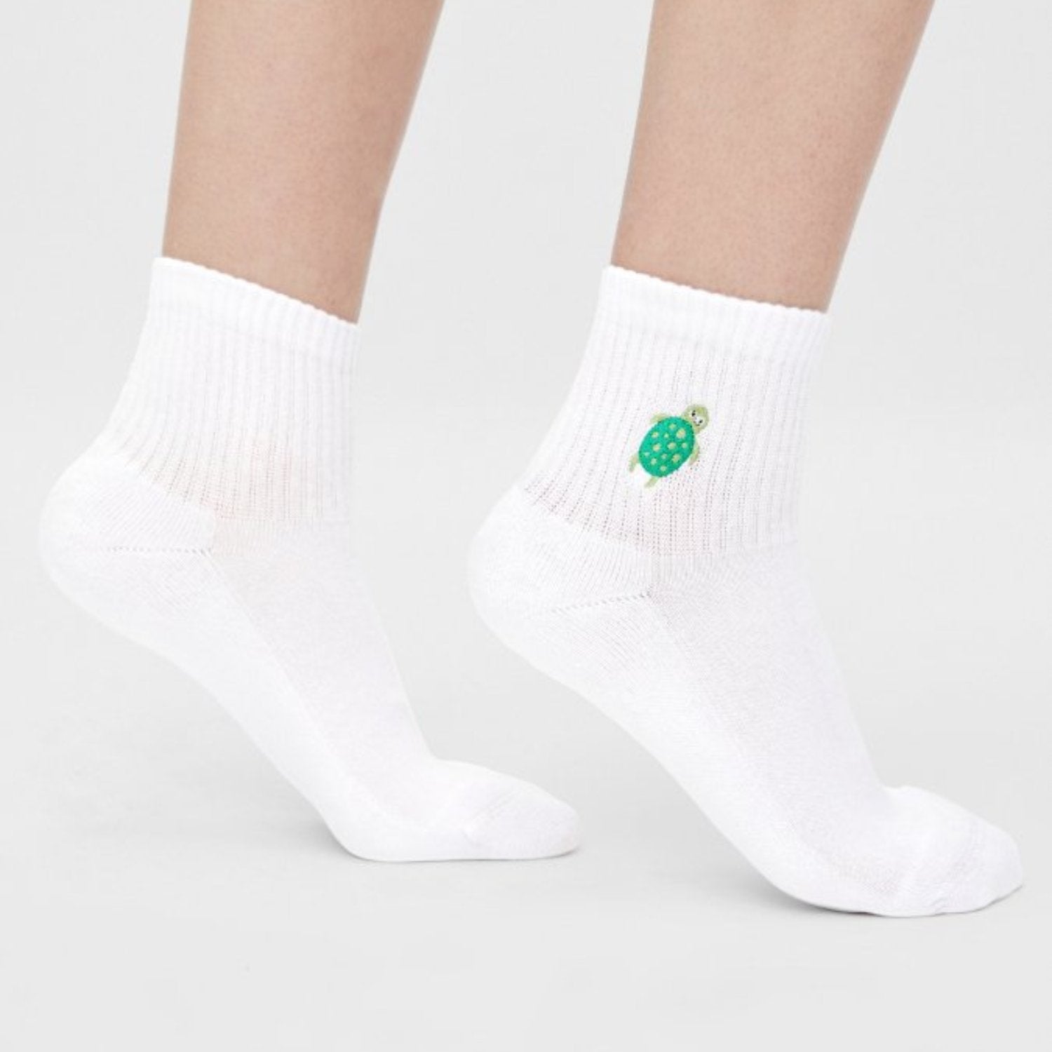 Weiße Quarter Socken mit aufgestickter grüner Meeresschildkröte aus Bio-Baumwolle – Natural Vibes Clothing