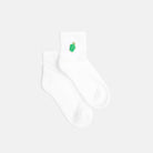 Ein Paar weiße Quarter Socken mit aufgestickter grüner Meeresschildkröte aus Bio-Baumwolle – Natural Vibes Clothing