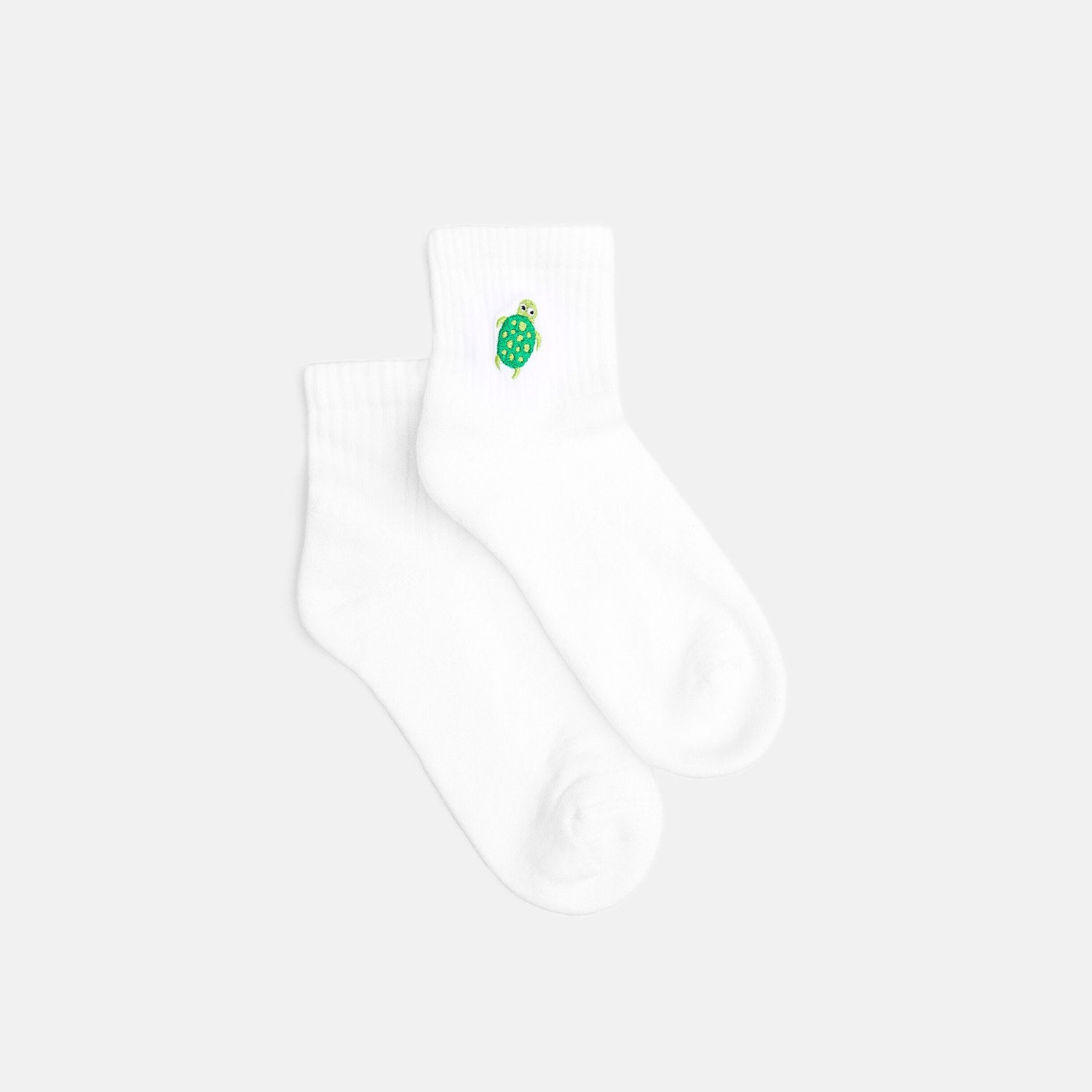 Ein Paar weiße Quarter Socken mit aufgestickter grüner Meeresschildkröte aus Bio-Baumwolle – Natural Vibes Clothing