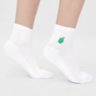 Weiße Quarter Socken mit grüner Meeresschildkröten-Stickerei getragen mit weißen Sneakern – Natural Vibes Clothing