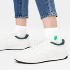 Weiße Quarter Socken mit grüner Meeresschildkröten-Stickerei getragen mit weißen Sneakern – Natural Vibes Clothing