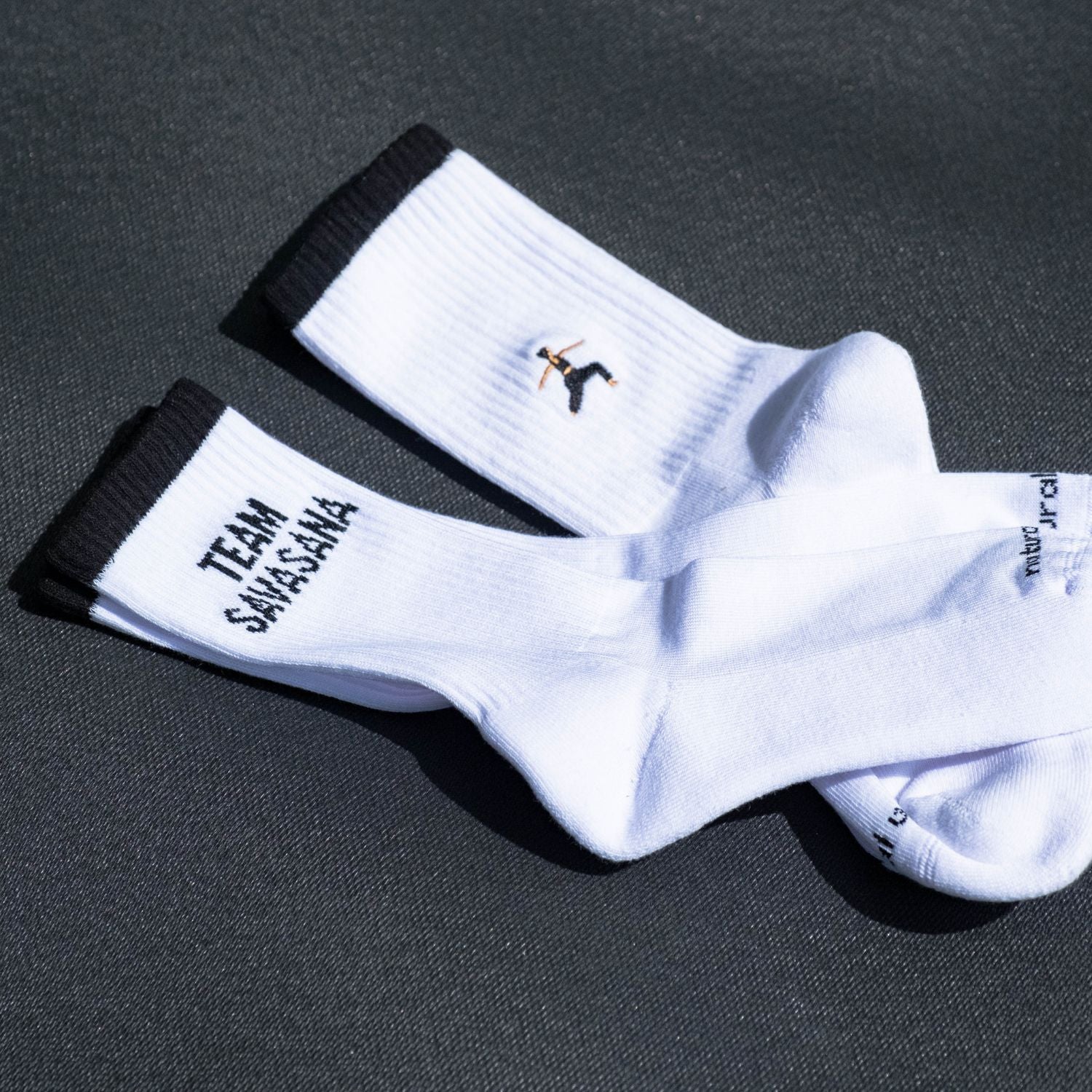 Warrior und Team Savasana Bio-Tennissocken mit Yoga-inspirierten Designs aus Bio-Baumwolle – Natural Vibes Clothing