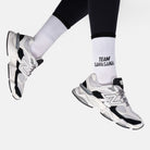 Weiße Team Savasana Bio-Tennissocken mit Team Savasana Schriftzug getragen mit Sneakern – Natural Vibes Clothing