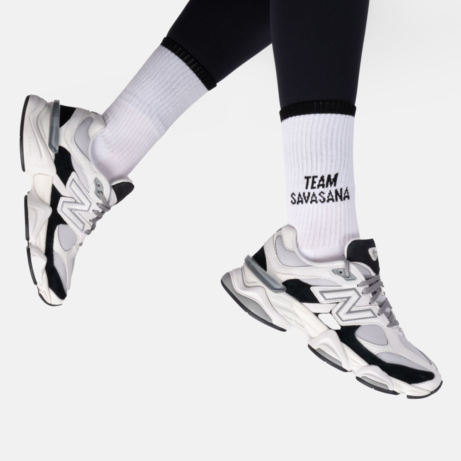 Weiße Team Savasana Bio-Tennissocken mit Team Savasana Schriftzug getragen mit Sneakern – Natural Vibes Clothing