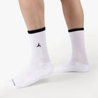 Weiße Bio-Tennissocken Warrior mit aufgestickter Yoga-Pose getragen – Natural Vibes Clothing