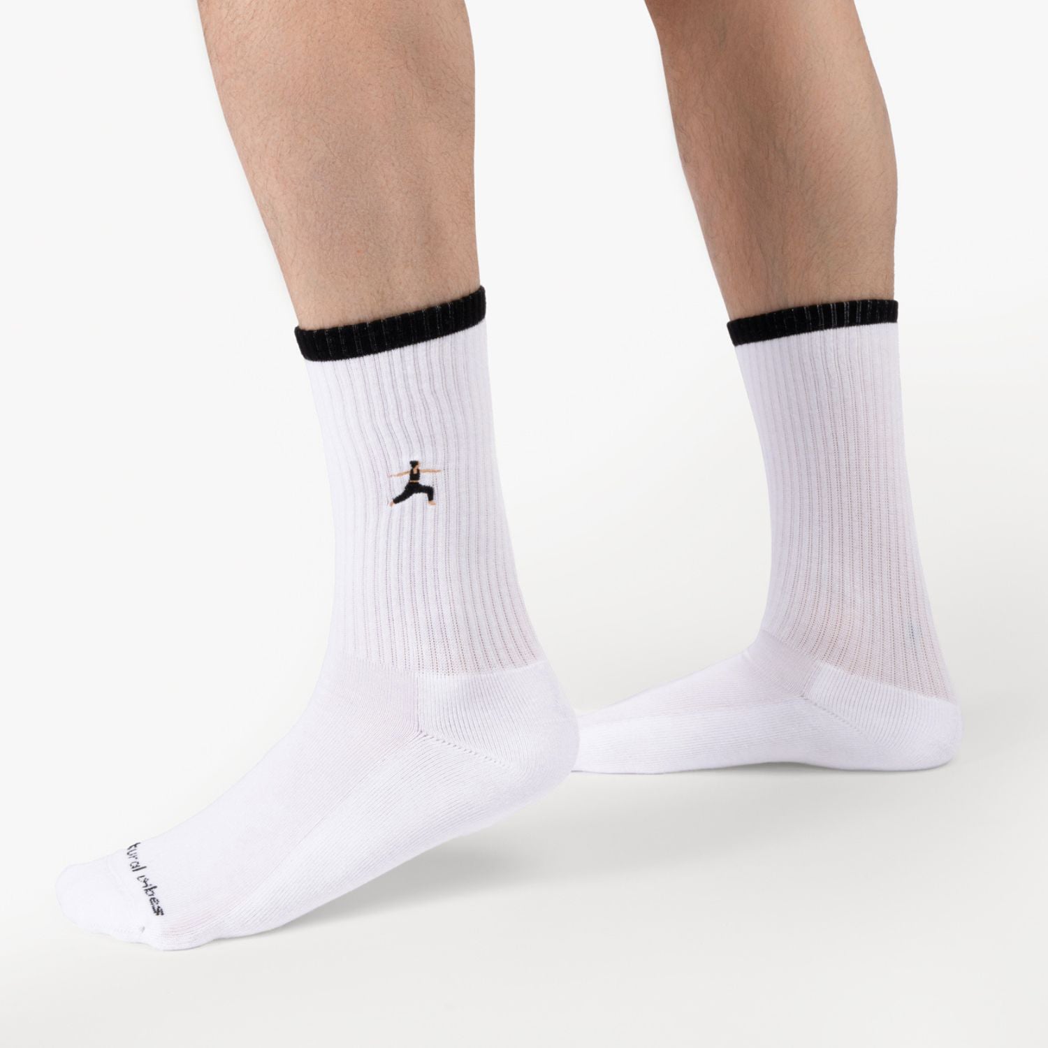 Weiße Bio-Tennissocken Warrior mit aufgestickter Yoga-Pose getragen – Natural Vibes Clothing