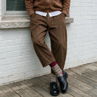 Faultier Socken - Socken mit braunem Faultiermuster kombiniert mit Streetwear - Natural Vibes