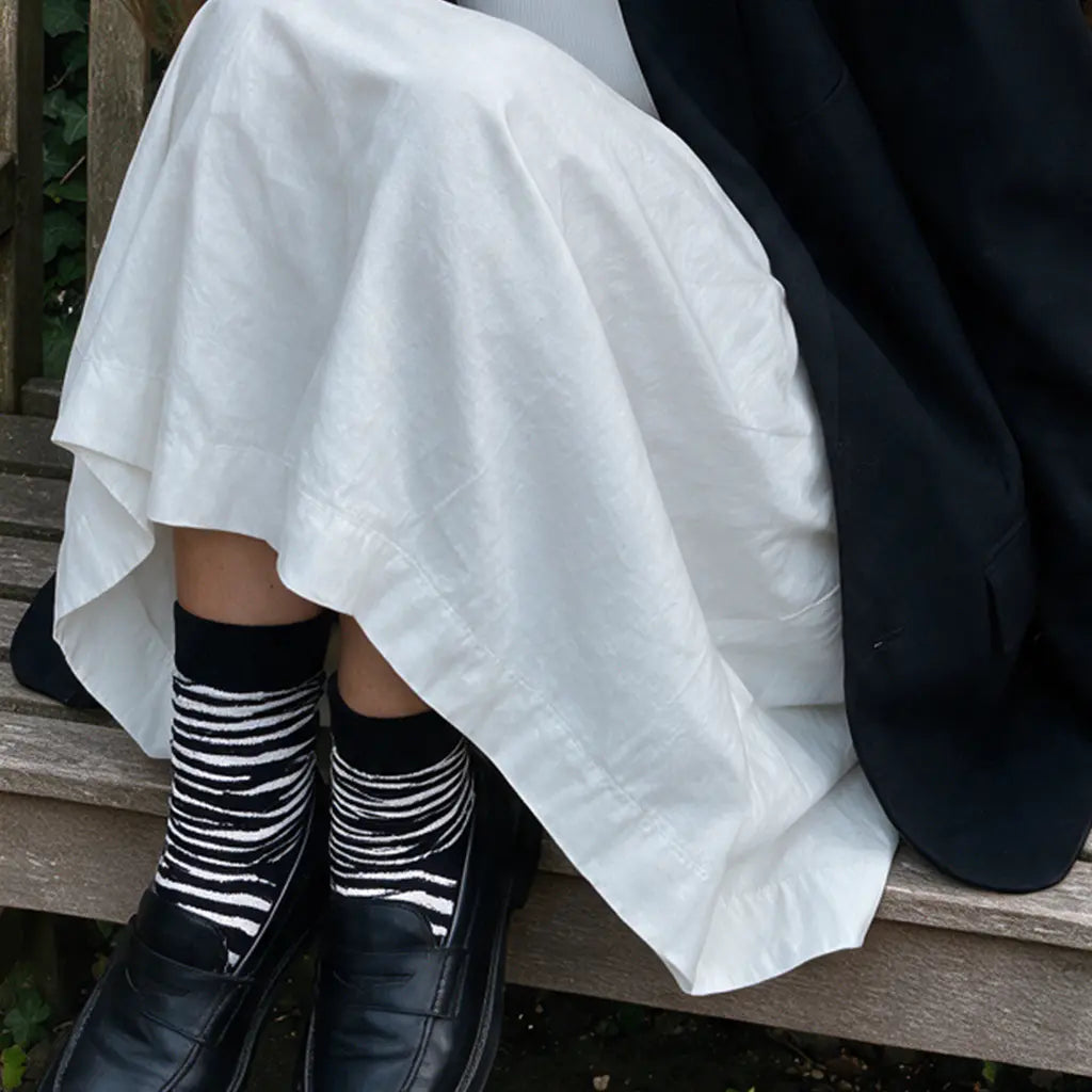Lifestyleaufnahme: ​Zebra Socken von Natural Vibes Clothing am Model