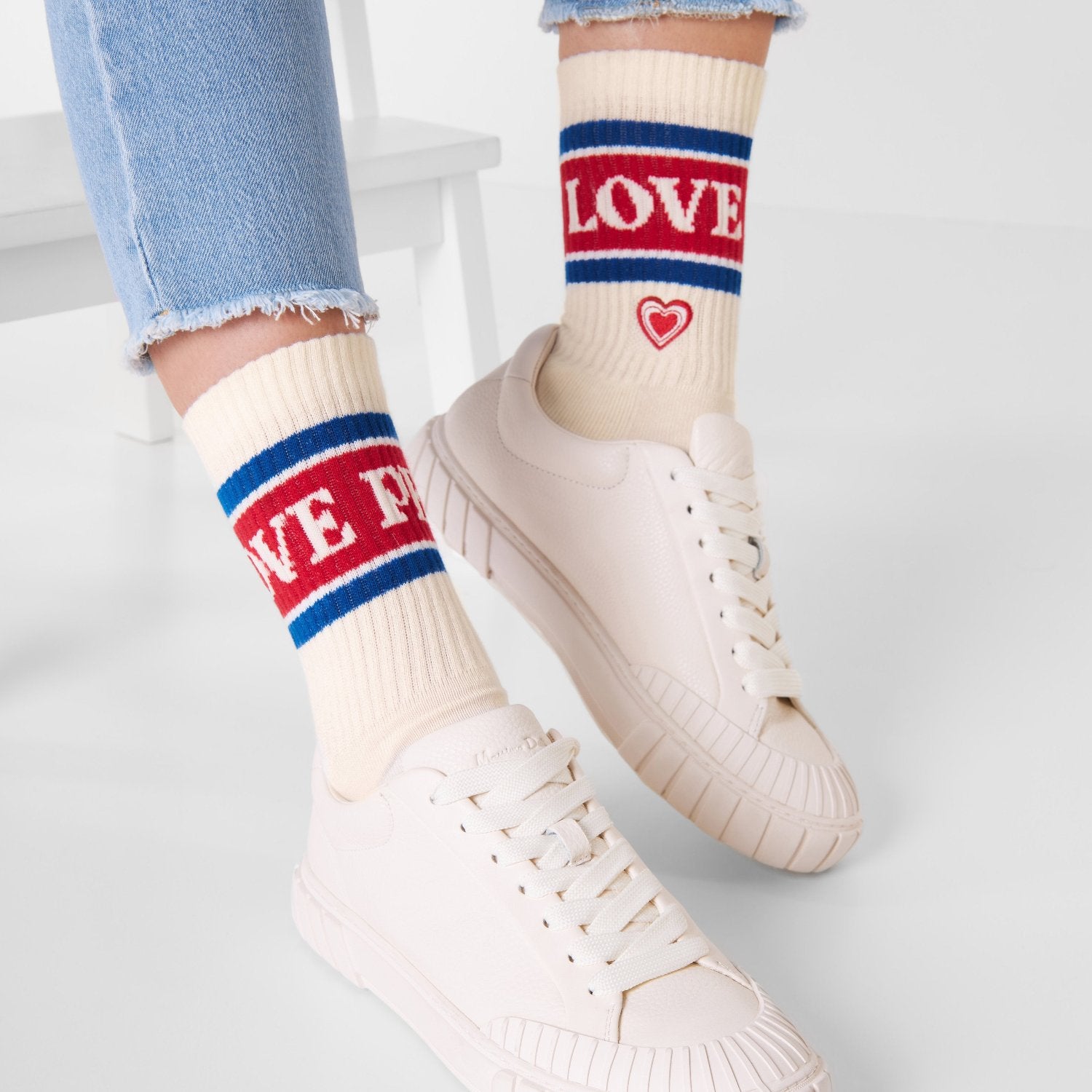 Naturweiße Bio-Tennissocken Love & Peace mit Herz-Stickerei getragen mit weißen Sneakern – Natural Vibes Clothing