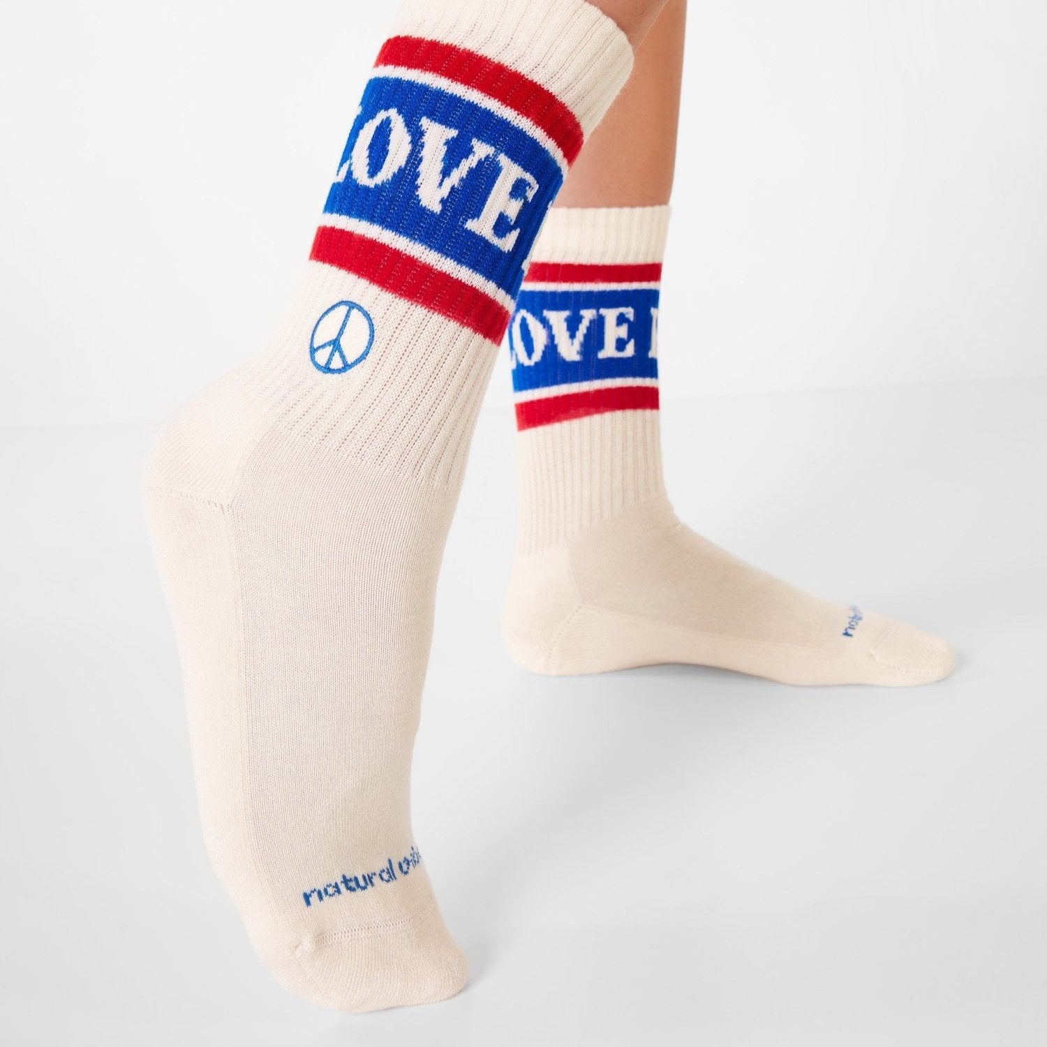 Naturweiße Bio-Tennissocken Love & Peace mit Herz-Stickerei getragen ohne Schuhe - Natural Vibes Clothing
