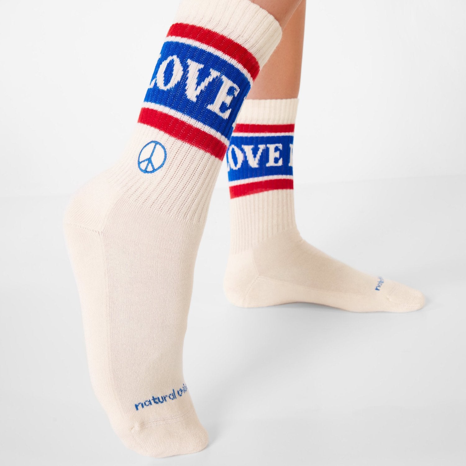 Naturweiße Bio-Tennissocken Peace & Love mit Peace-Zeichen-Stickerei getragen – Natural Vibes Clothing