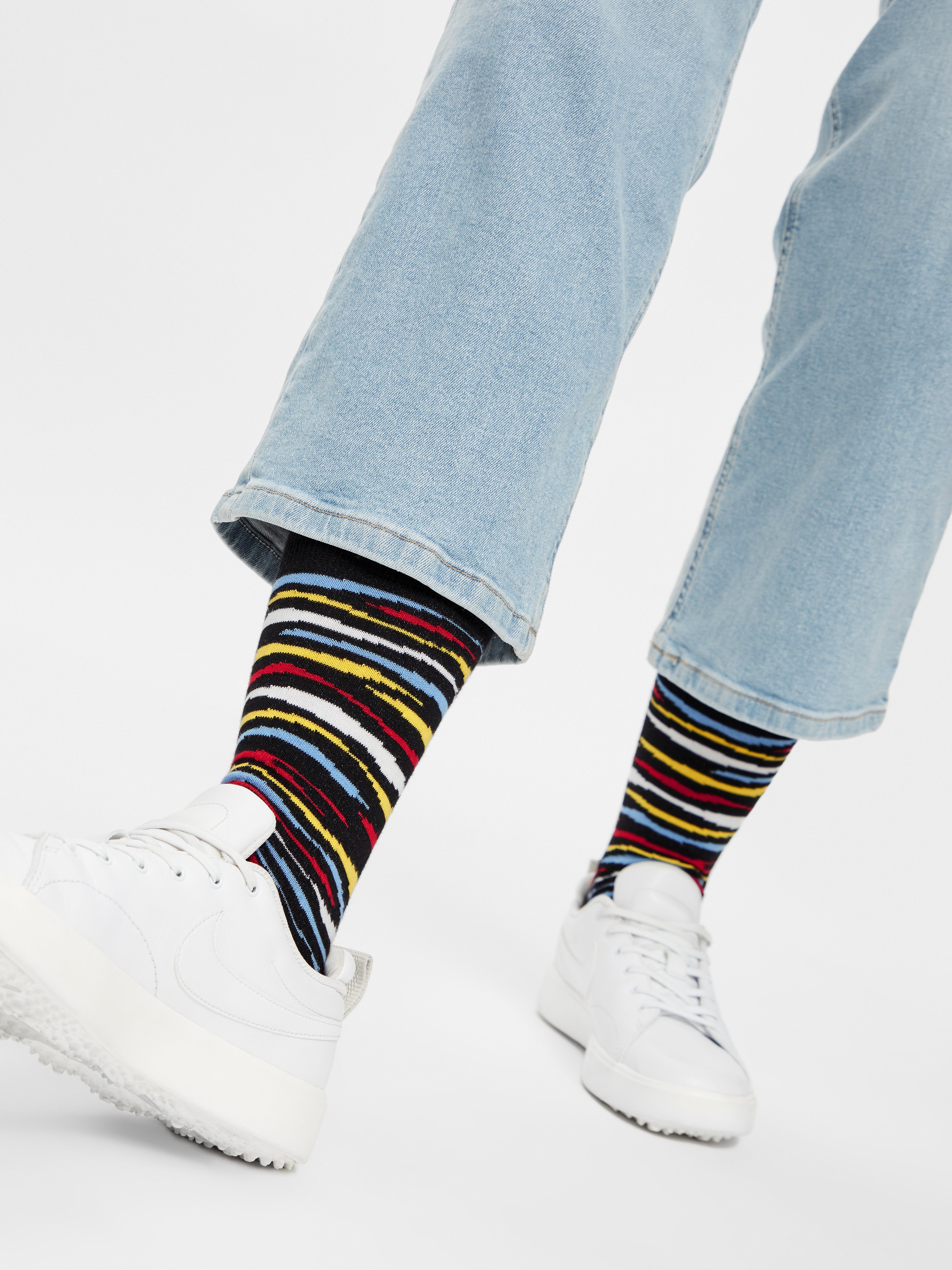 Bunte Zebra Socken mit mehrfarbigem Zebramuster zu weißen Sneakern getragen